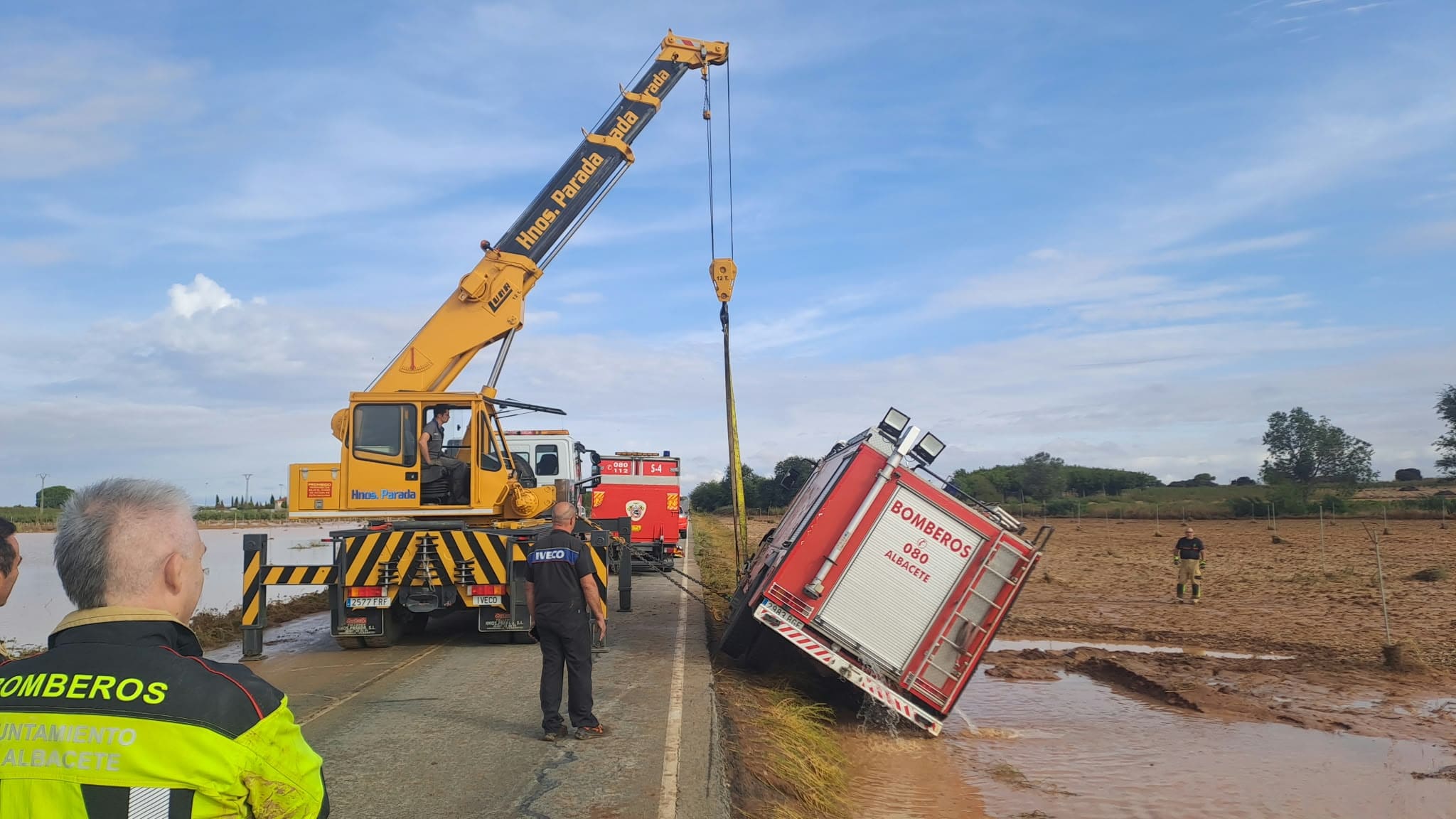 camion de bomberos volcado en madrigueras