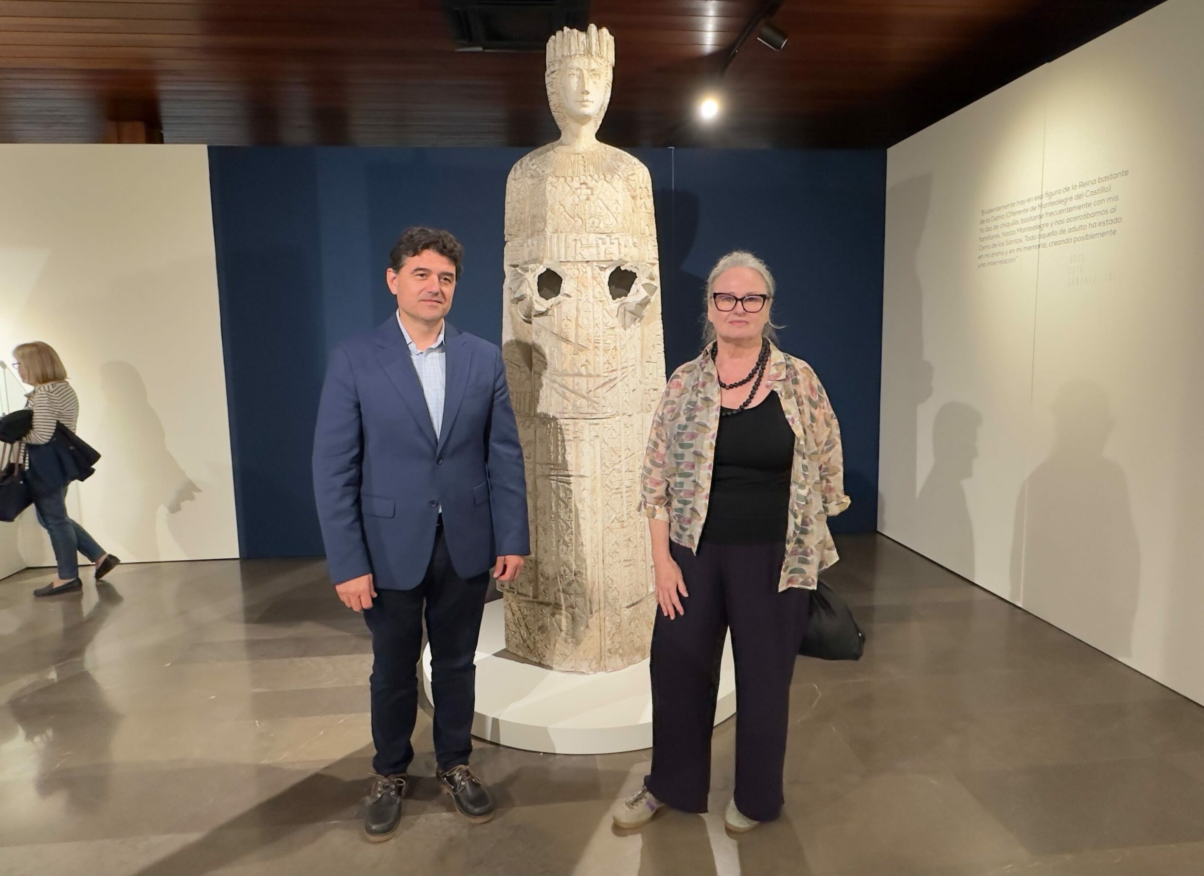 Francisco Navarro junto a Paloma Sánchez Canivet en la inauguración de la exposición del escultor José Luis Sánchez.