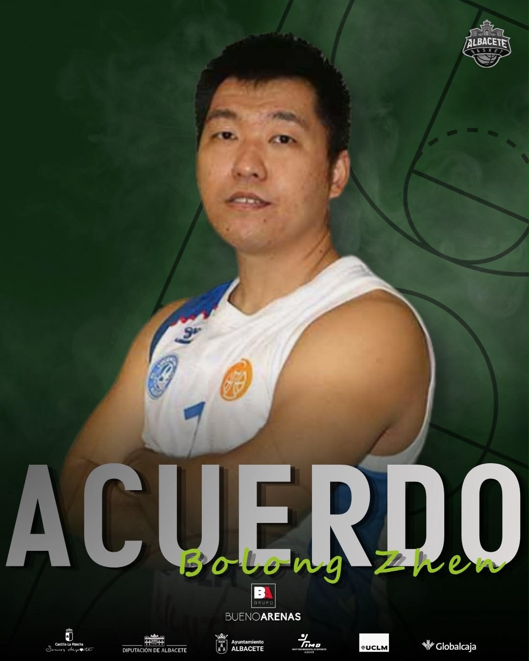 Bolong Zheng luciendo la camiseta del Bueno Arenas Albacete Basket tras la firma del acuerdo comercial e internacional.