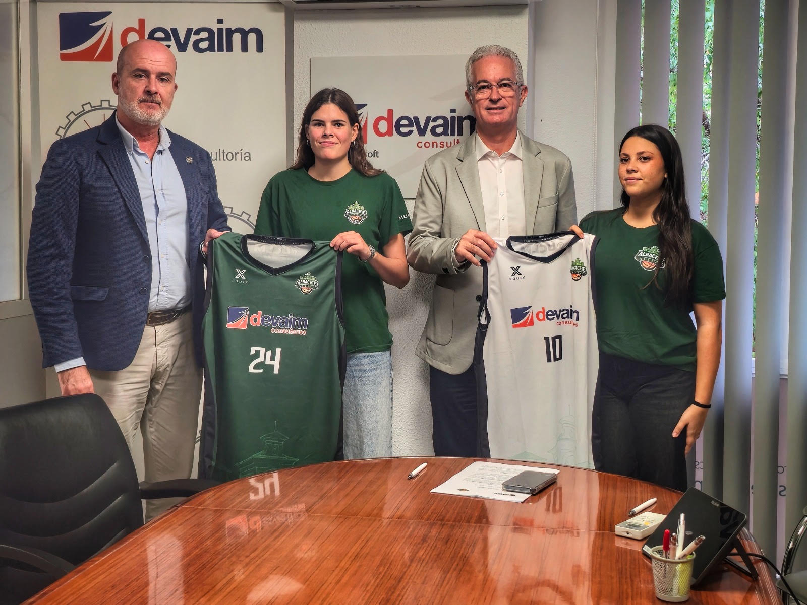 Directivos de Devaim Consultores y del Albacete Basket durante la firma del acuerdo de patrocinio del equipo femenino