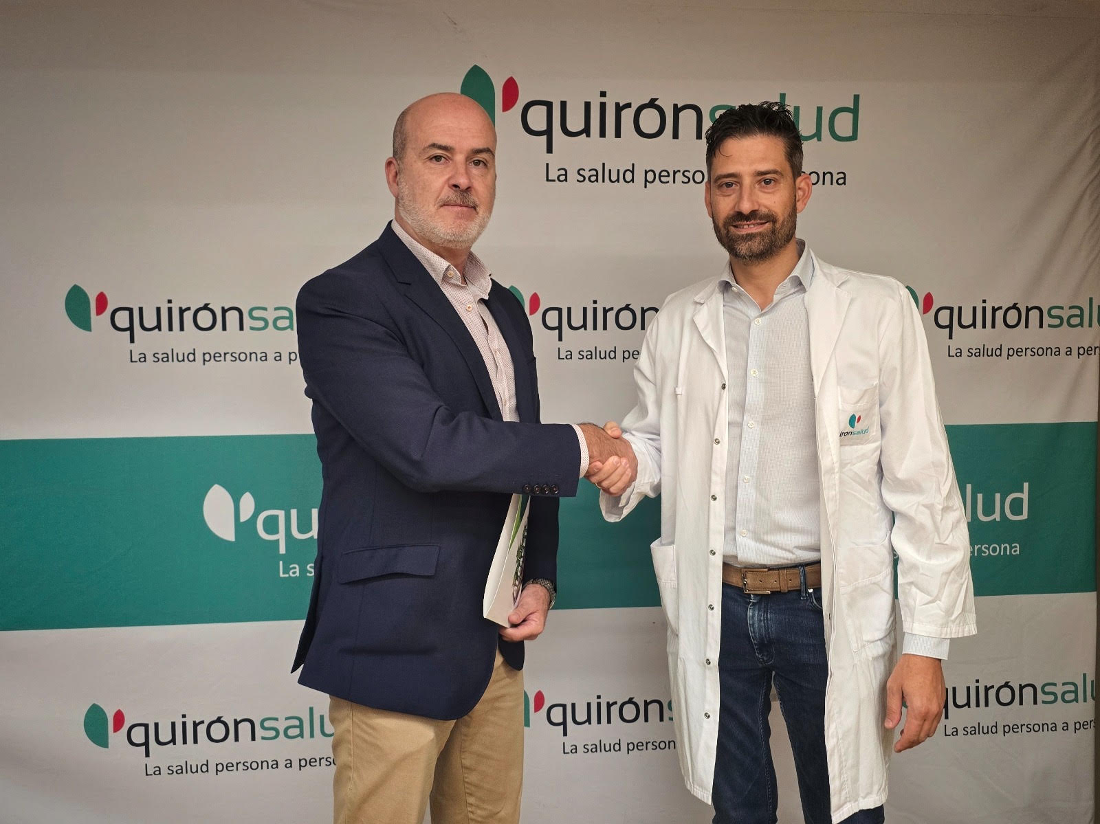 Rafael Ortega y el Dr. Paolo Ciardo durante la firma del acuerdo de patrocinio entre el Albacete Basket y Quirónsalud.