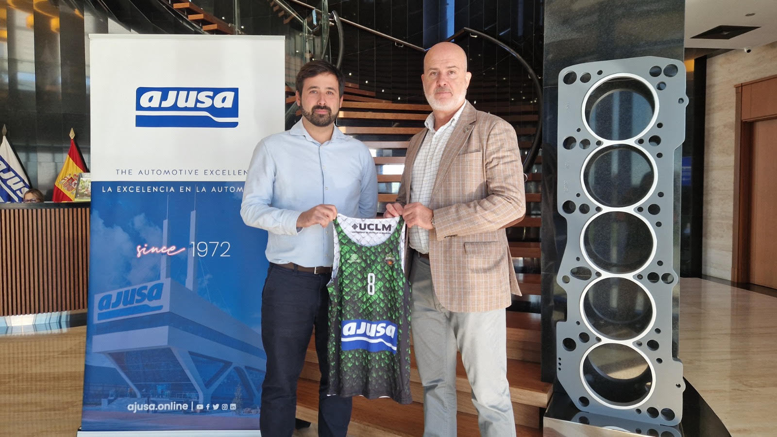 Alejandro Ocaña, director general de Ajusa, y Rafael Ortega, presidente del Bueno Arenas Albacete Basket, tras la firma del convenio.
